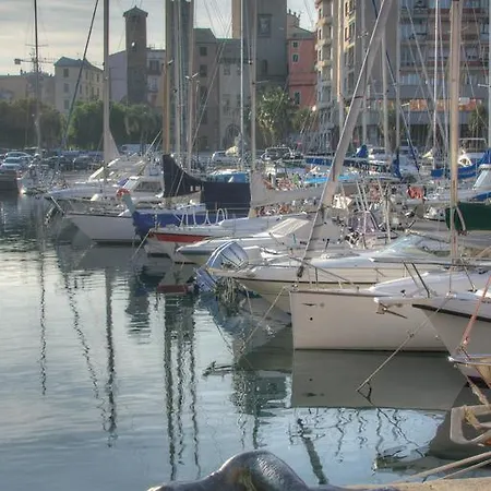 Club Nautico بيت ضيافة سافونا